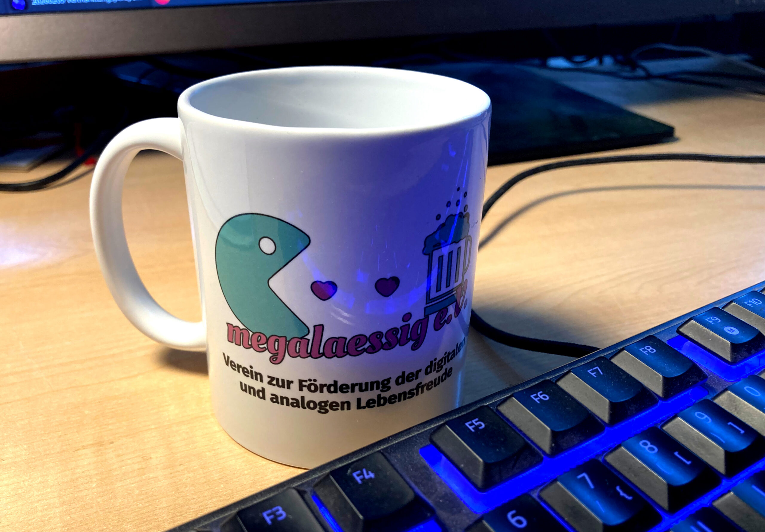 3er Set MegaMerch: MegaMug, MegaBag und MegaPad – Bild 3